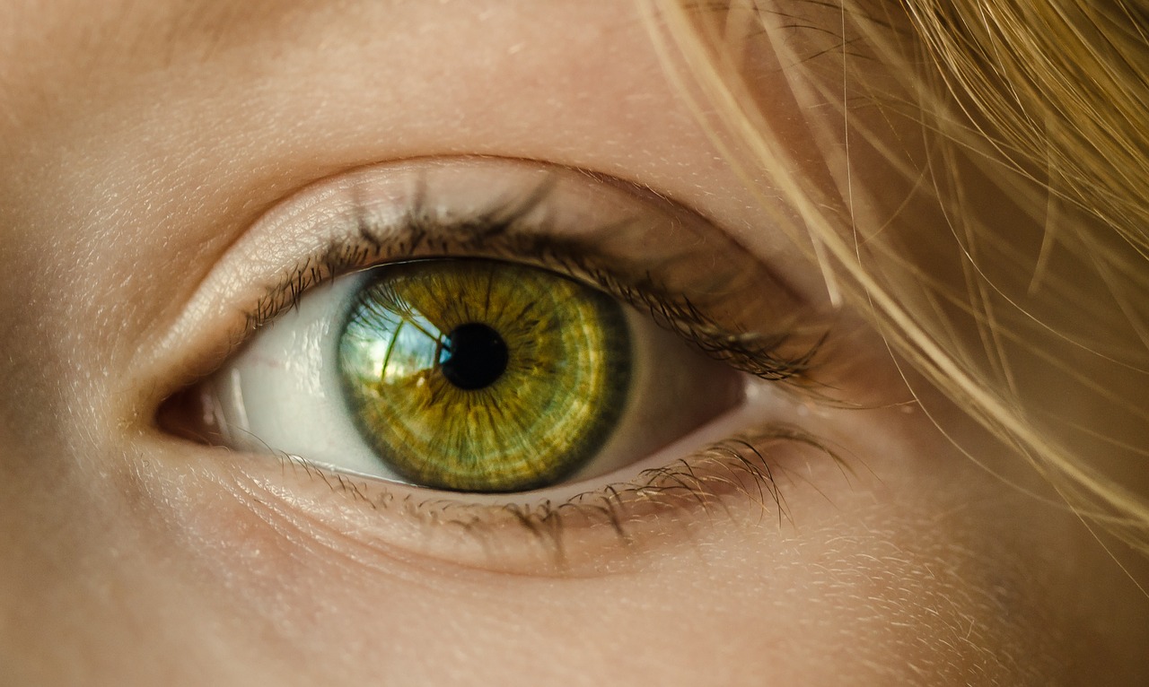 Jak korzystać z soczewek, by nie podrażnić oczu?