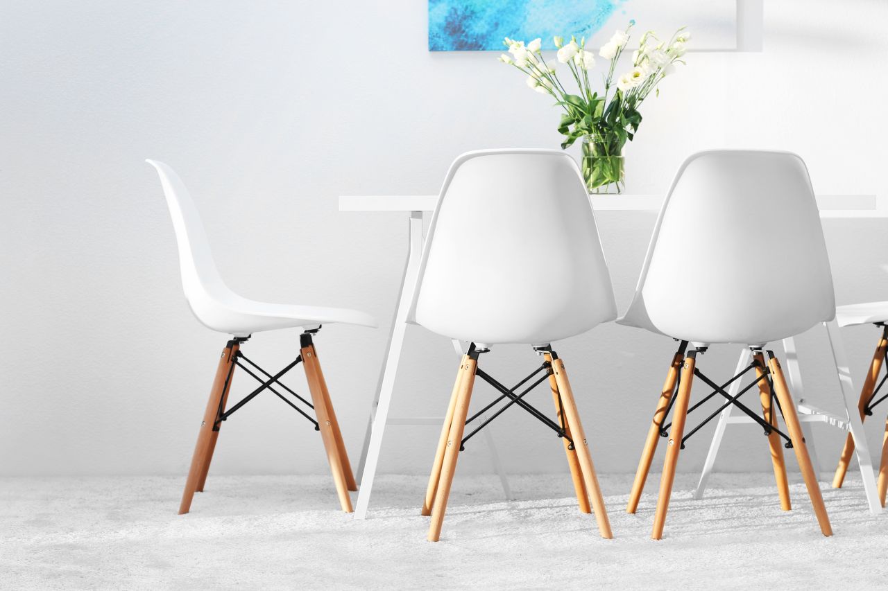 Drewniane czy plastikowe – o wyborze krzeseł do jadalni