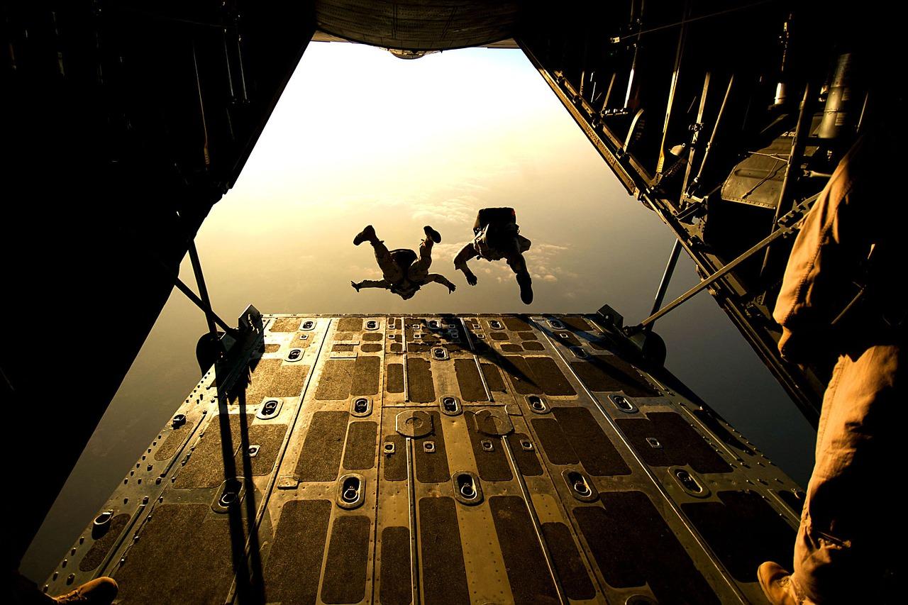 Jak wygląda szkolenie na skoczka spadochronowego?
