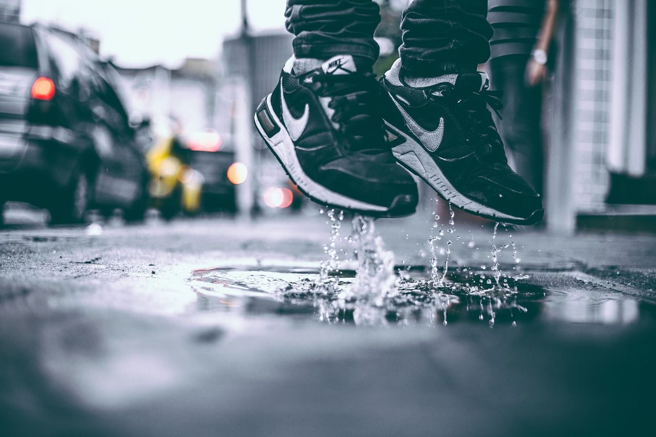 Sneakersy – sportowe buty, które zyskały dużą popularność