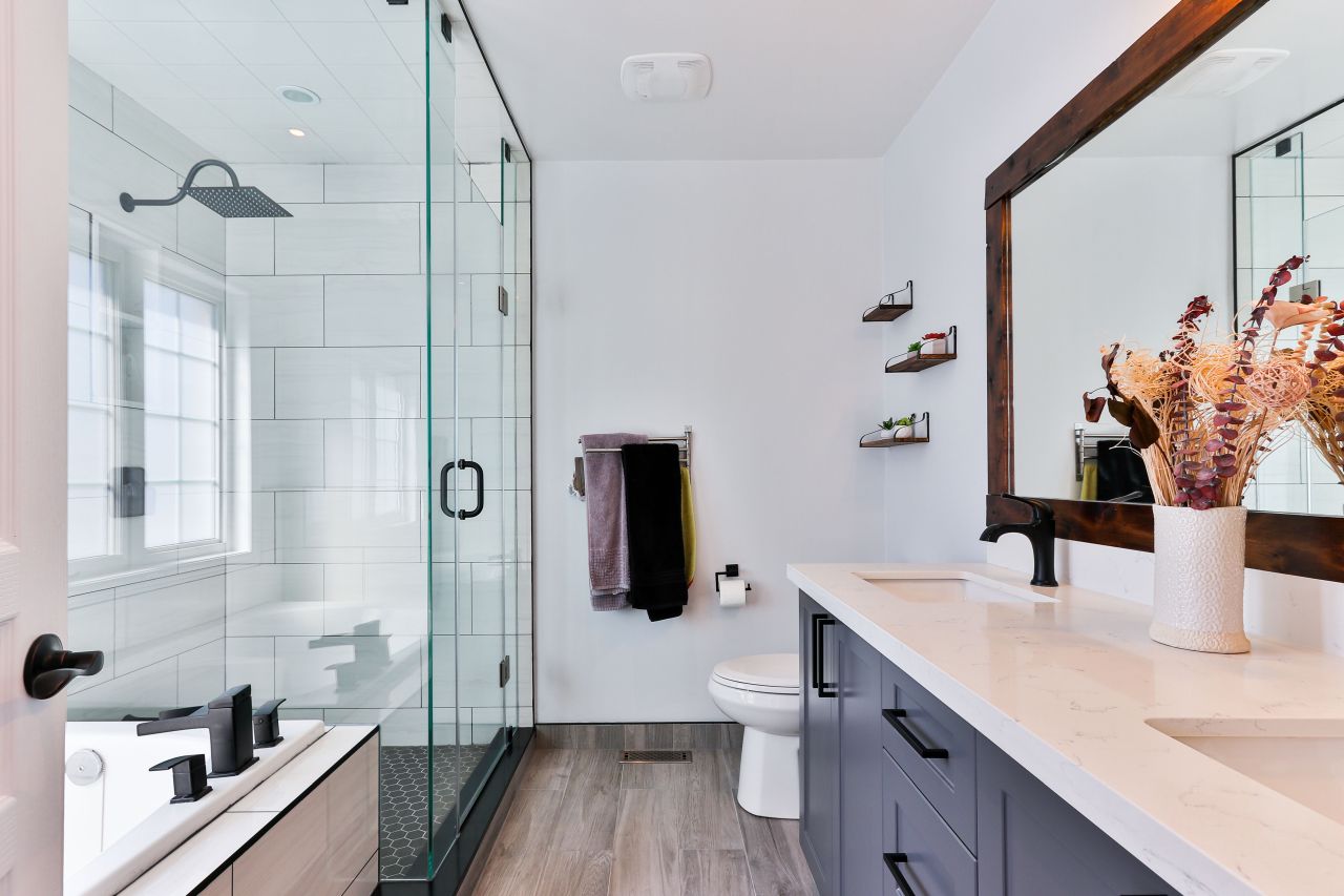 Jak zaplanować rozmieszczenie wyposażenia w łazience, aby wszystko tworzyło spójną całość?