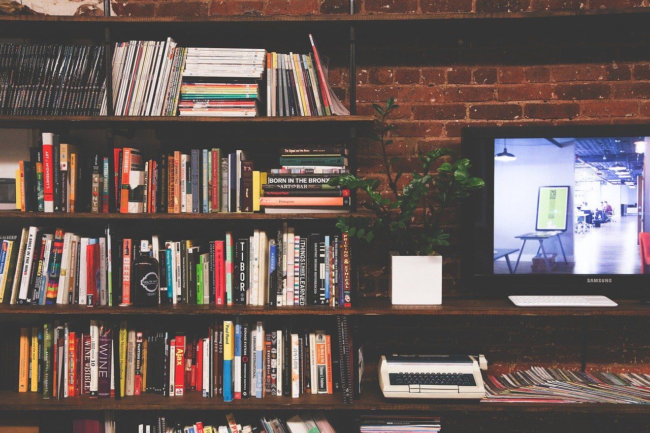 Półki na książki – jak sprawić, aby zajmowały jak najmniej miejsca?