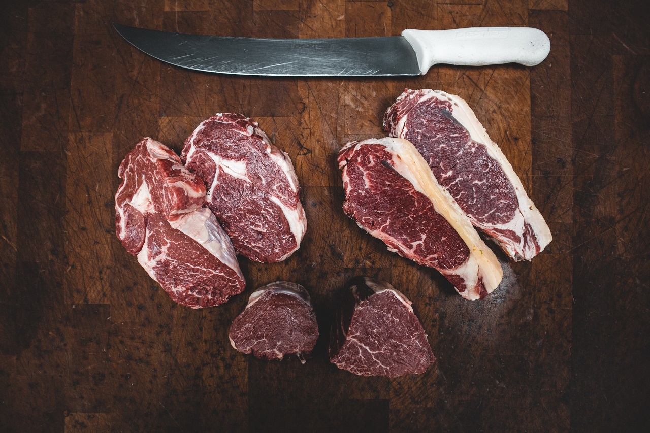 Dlaczego warto kupować surowe mięso od lokalnych dostawców?