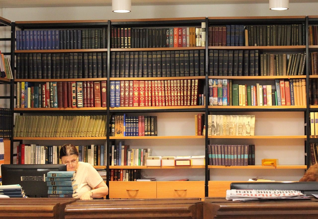 Własna biblioteka z książkami – jakie meble pozwolą uporządkować naszą kolekcje?