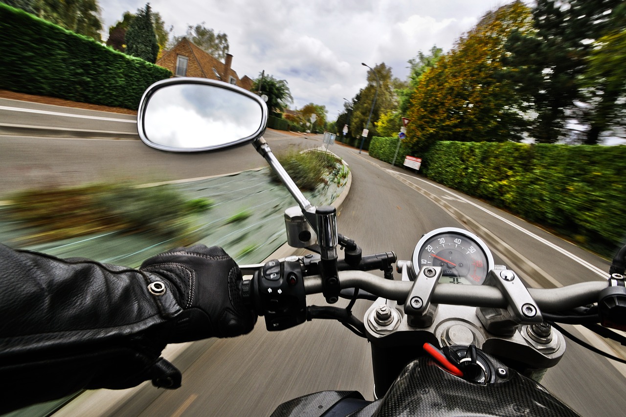 Jakie akcesoria ułatwiające jazdę powinien posiadać każdy motocyklista?