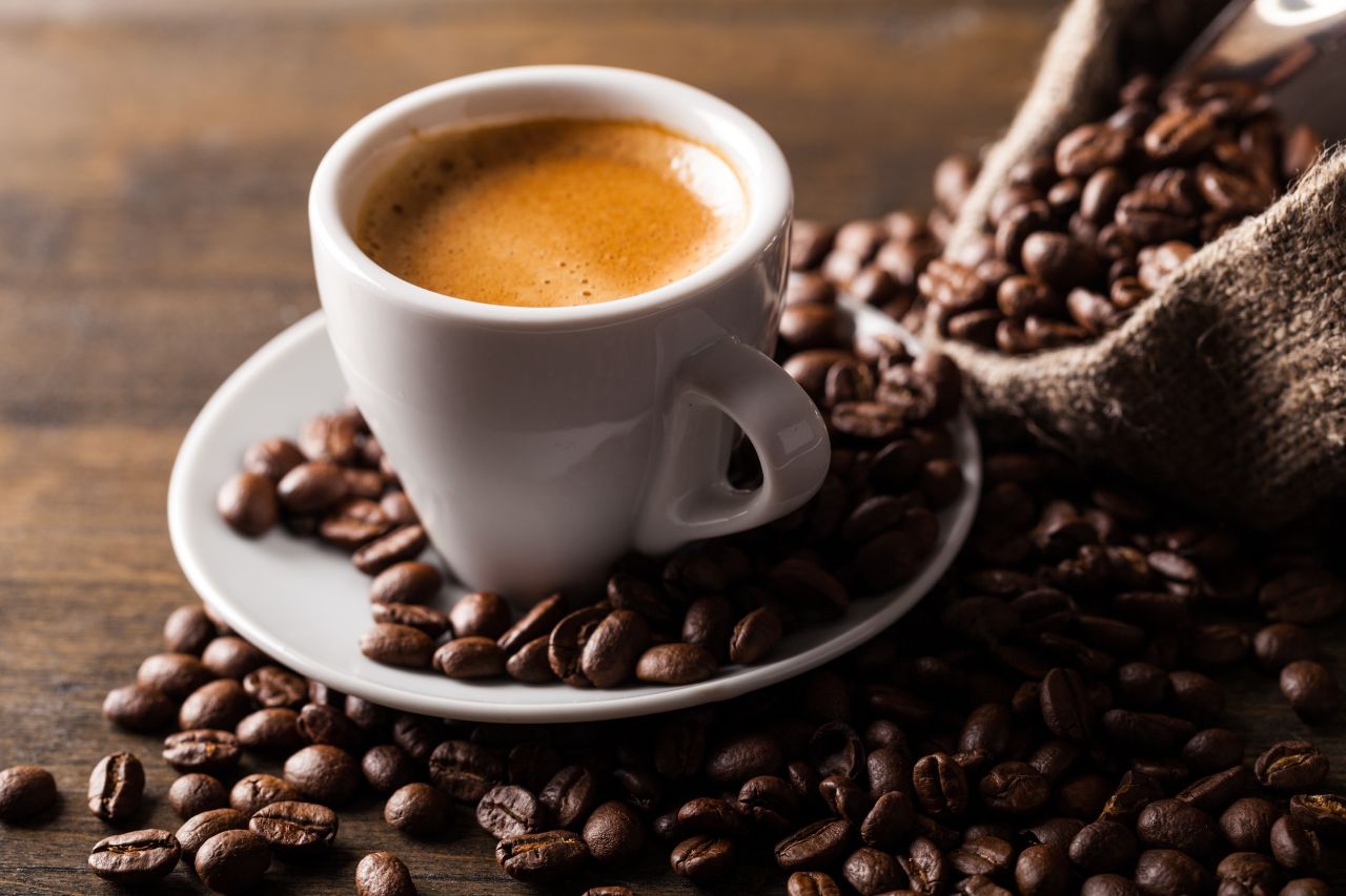 Świeżo palona kawa – jakie ma zalety?