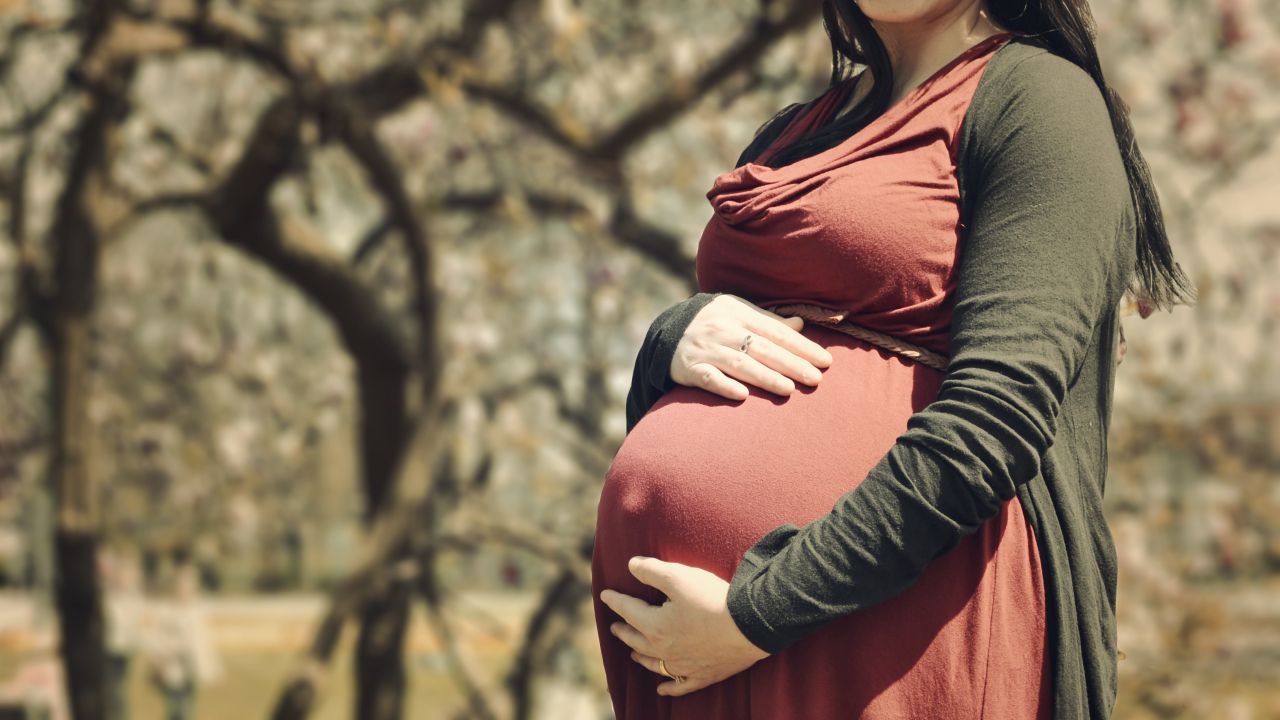 Ubrania ciążowe – jakie elementy ubioru obejmują?