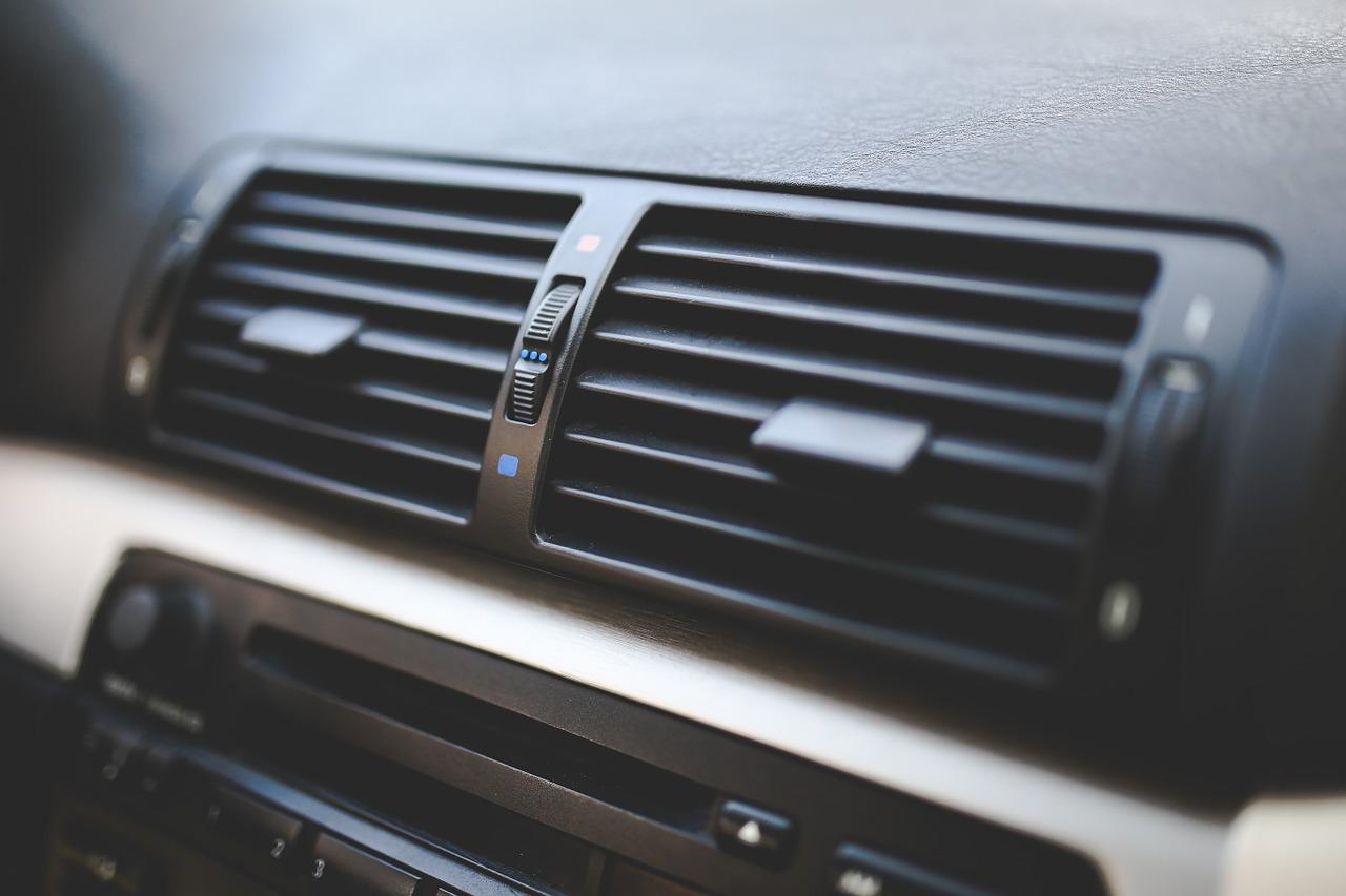 Klimatyzacja w samochodzie – z jakich części się składa?